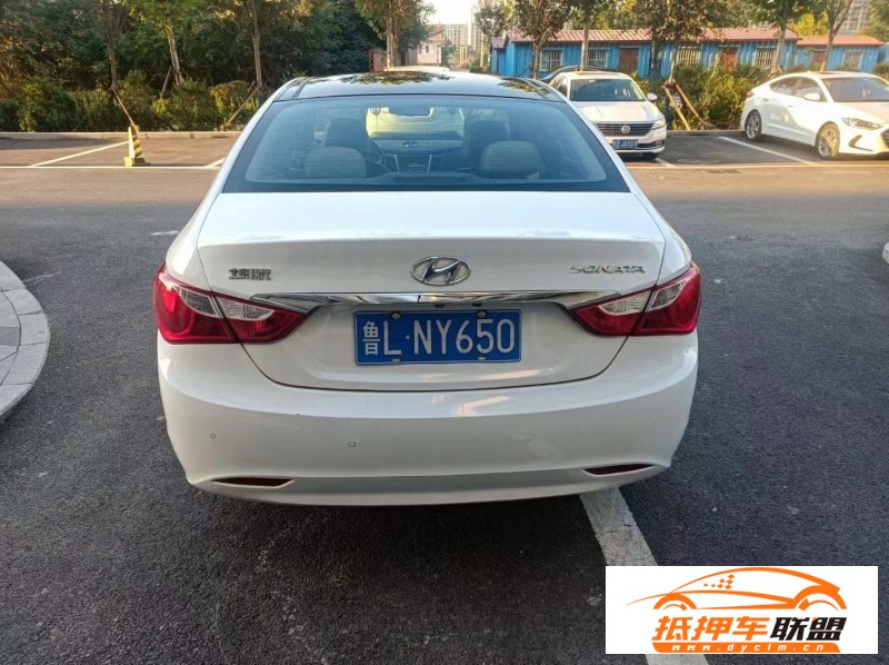 11年現(xiàn)代索納塔轎車