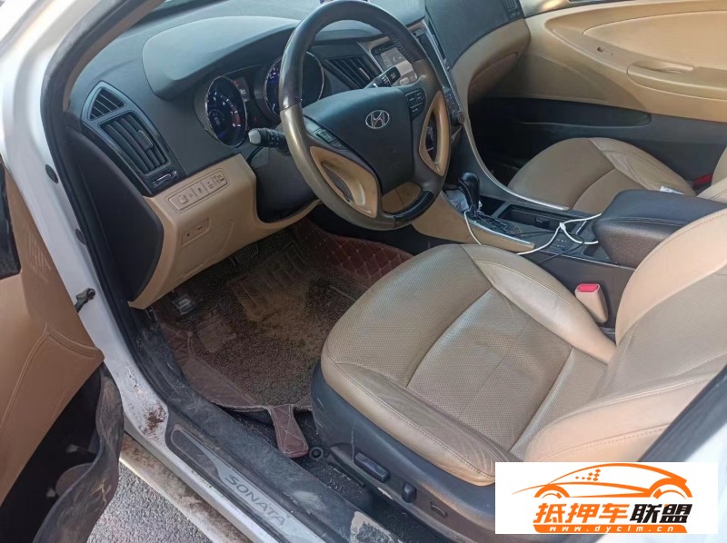 11年現(xiàn)代索納塔轎車
