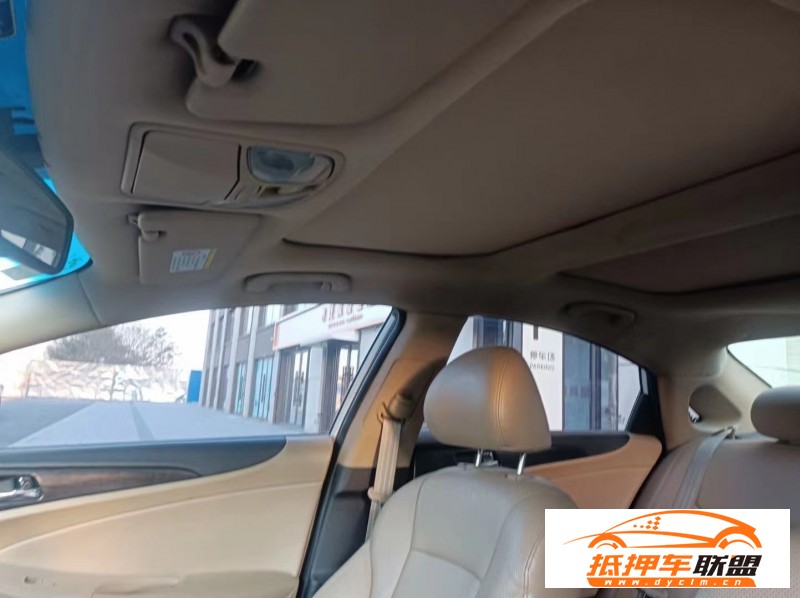 11年現(xiàn)代索納塔轎車
