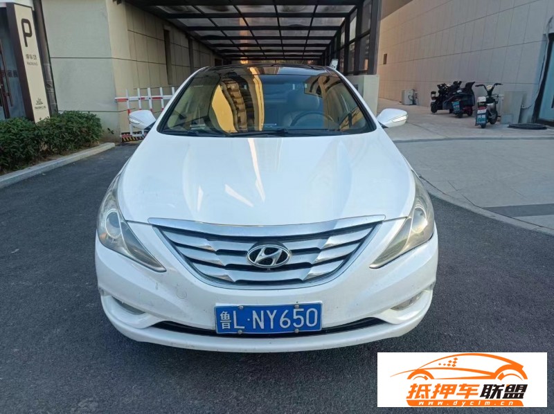 11年現(xiàn)代索納塔轎車