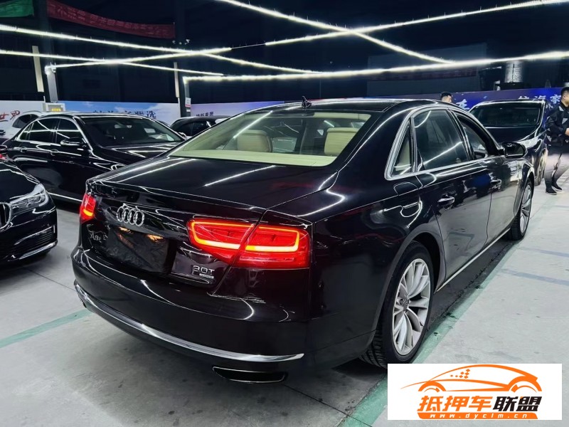 12年奧迪A8L轎車