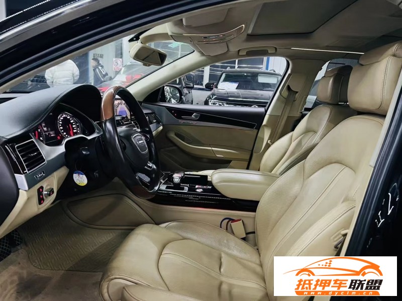 12年奧迪A8L轎車