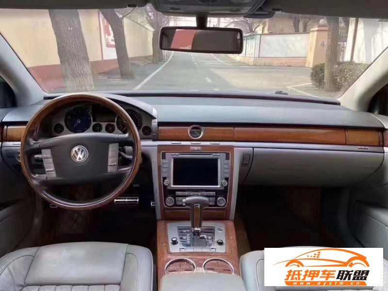  11年大眾輝騰轎車 