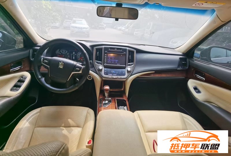  16年豐田皇冠轎車 