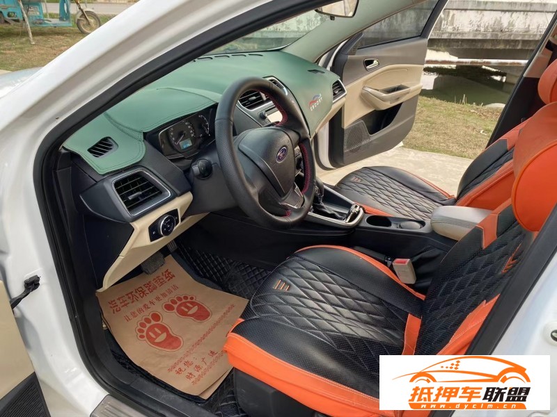  15年福特福睿斯轎車 