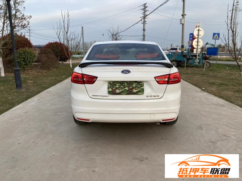  15年福特福睿斯轎車 