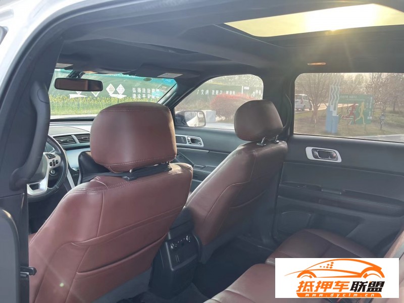  15年福特探險(xiǎn)者轎車 