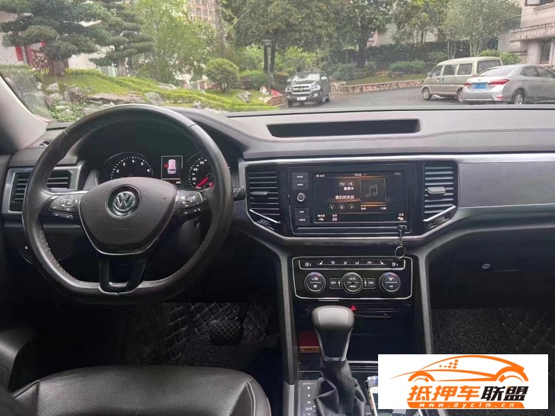  20年大眾途昂轎車 