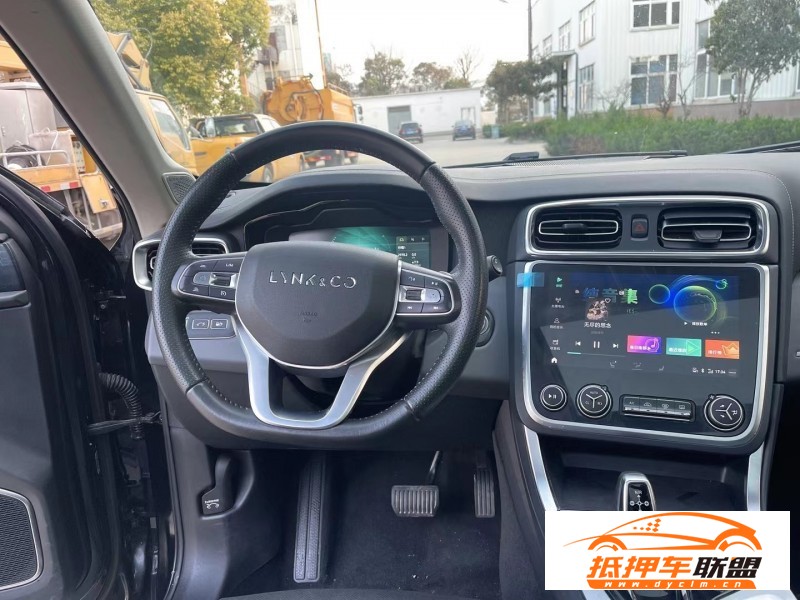  20年領(lǐng)克01轎車 