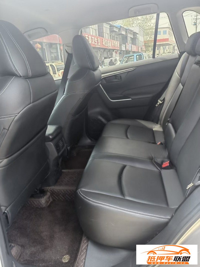  22年豐田RAV4轎車 