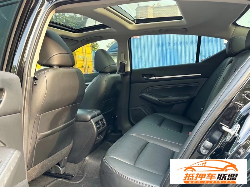  20年日產(chǎn)天籟轎車 
