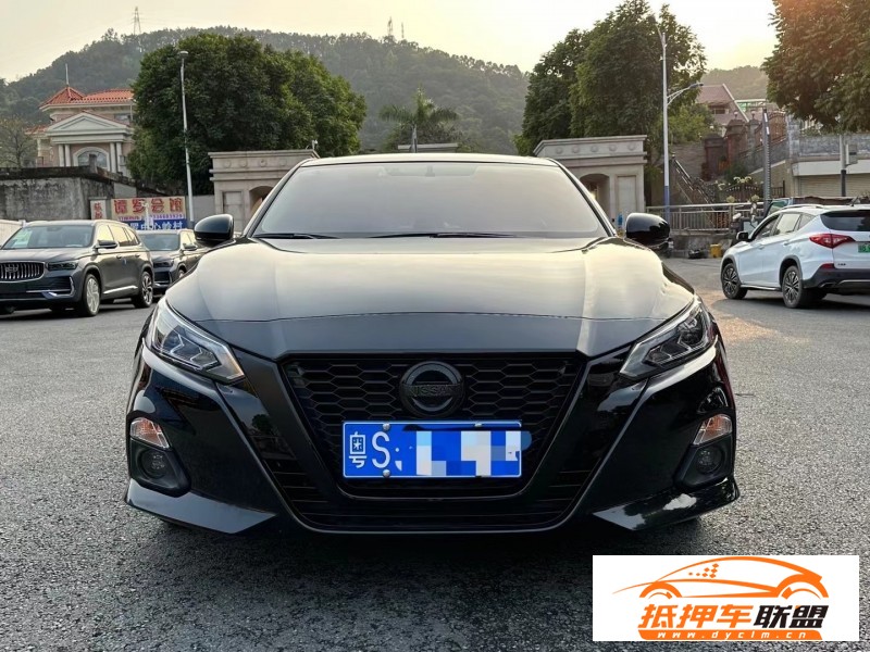  20年日產(chǎn)天籟轎車 
