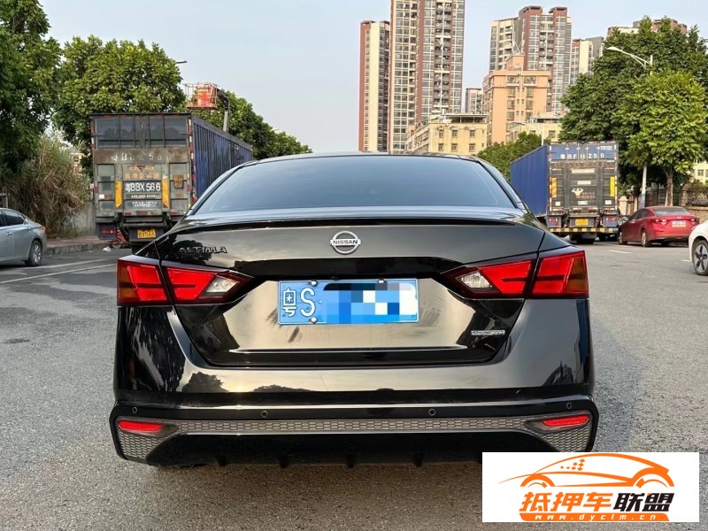  20年日產(chǎn)天籟轎車 
