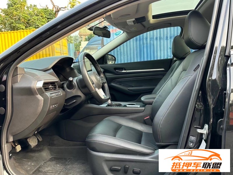  20年日產(chǎn)天籟轎車 