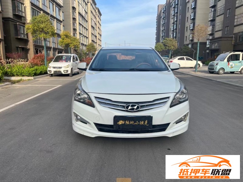  15年現(xiàn)代瑞納轎車 