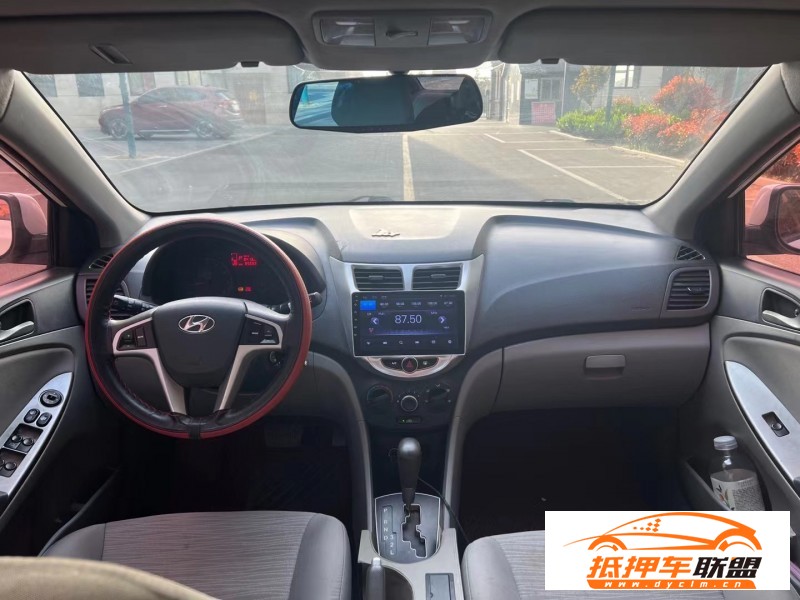  15年現(xiàn)代瑞納轎車 