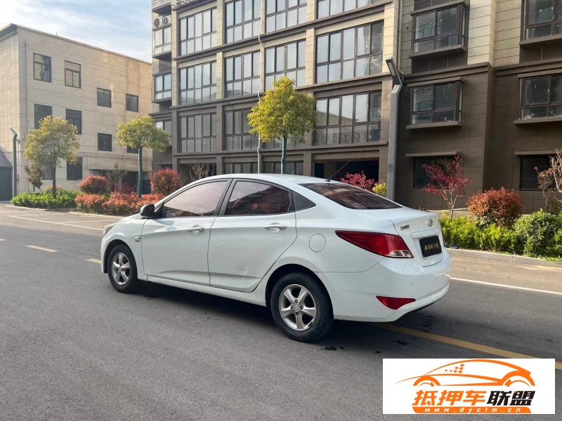  15年現(xiàn)代瑞納轎車 
