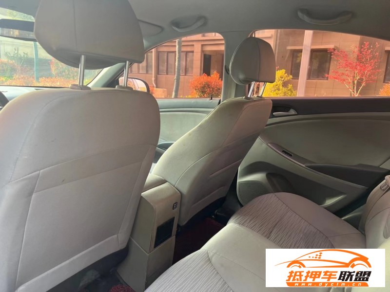  15年現(xiàn)代瑞納轎車 