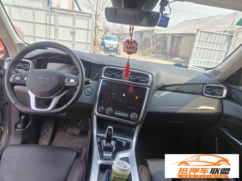  20年領(lǐng)克01轎車 