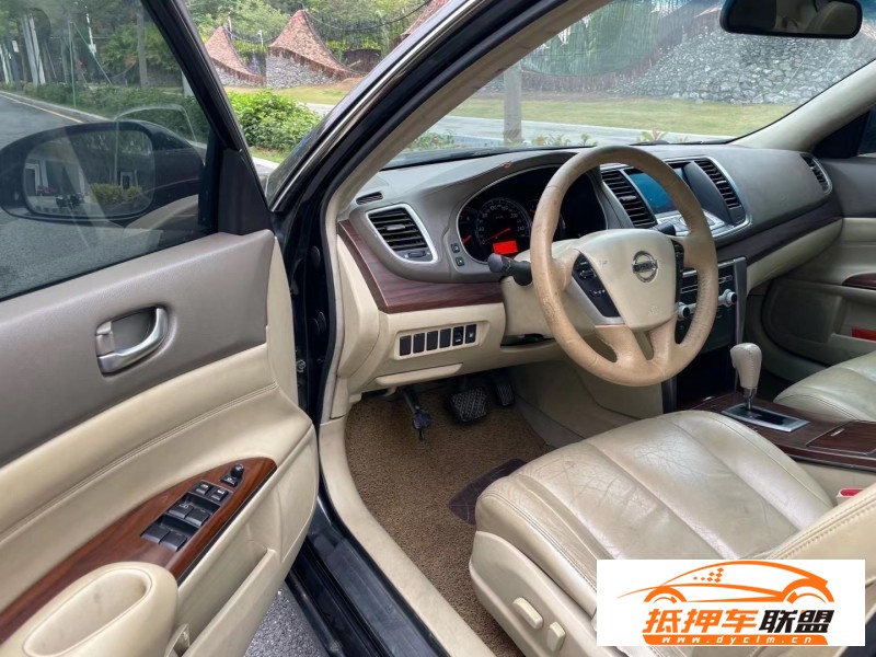  10年日產(chǎn)天籟轎車 