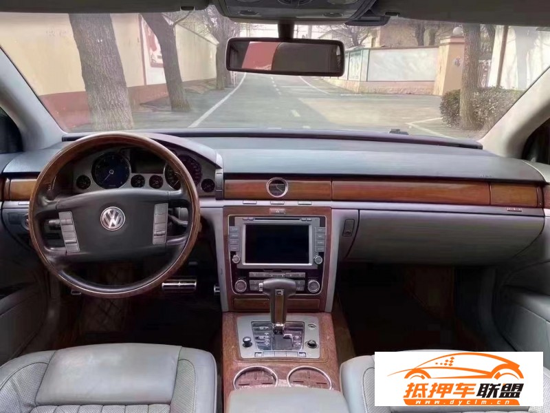  11年大眾輝騰轎車 