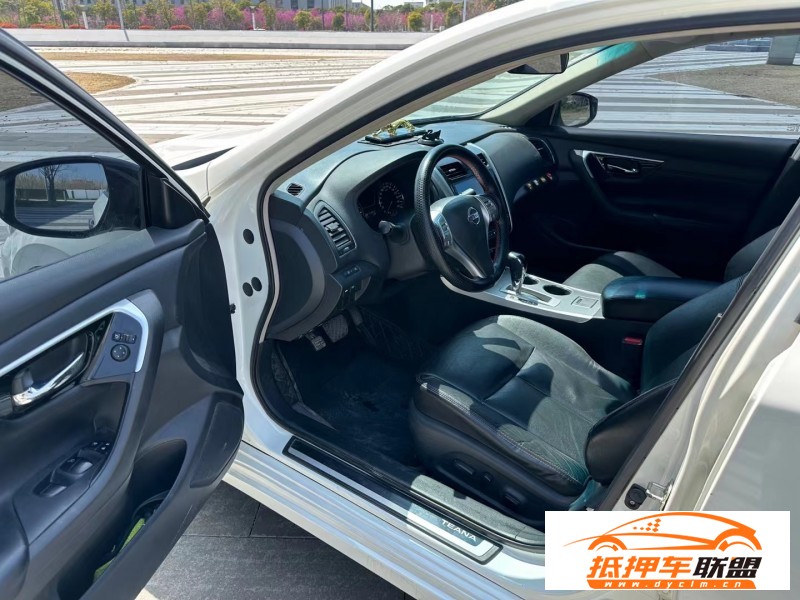  17年日產(chǎn)天籟轎車 