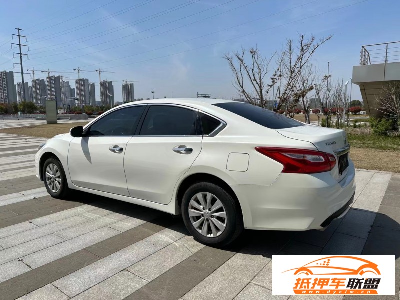  17年日產(chǎn)天籟轎車 