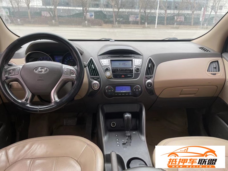  10年現(xiàn)代ix35轎車 
