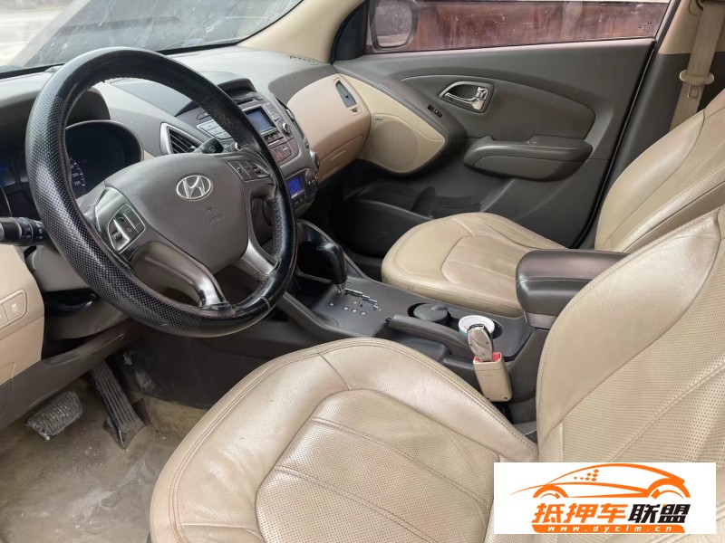  10年現(xiàn)代ix35轎車 