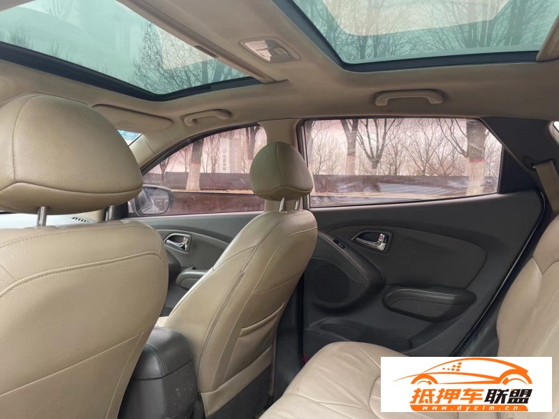  10年現(xiàn)代ix35轎車 