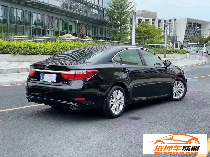  13年雷克薩斯ES轎車 