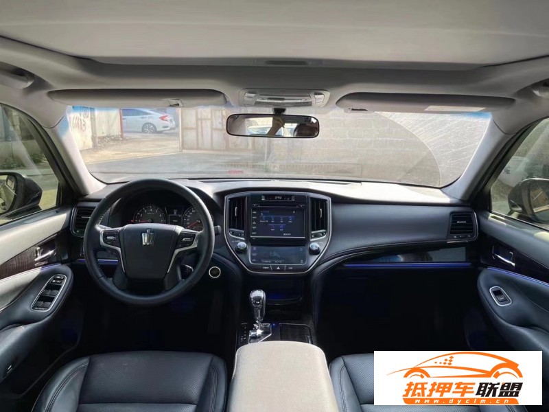  17年豐田皇冠轎車 