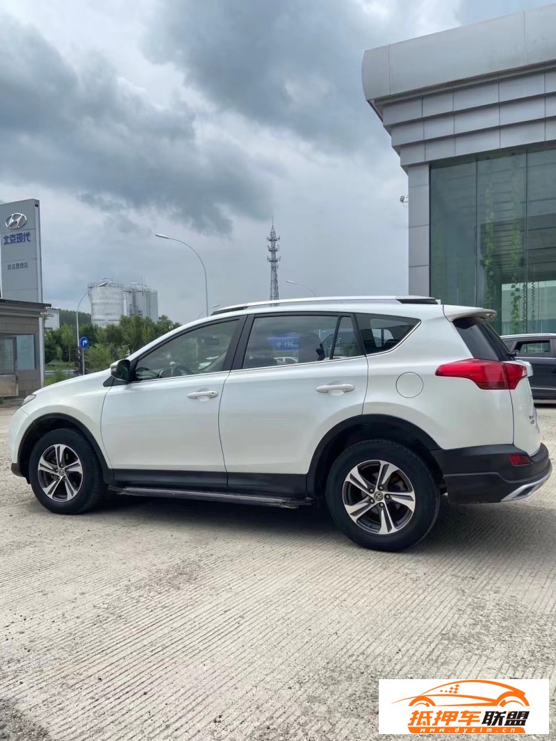  16年豐田RAV4榮放轎車 