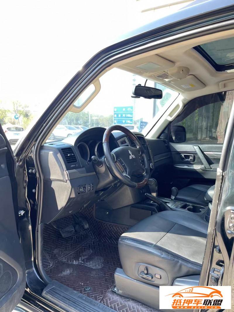  17年三菱帕杰羅轎車 
