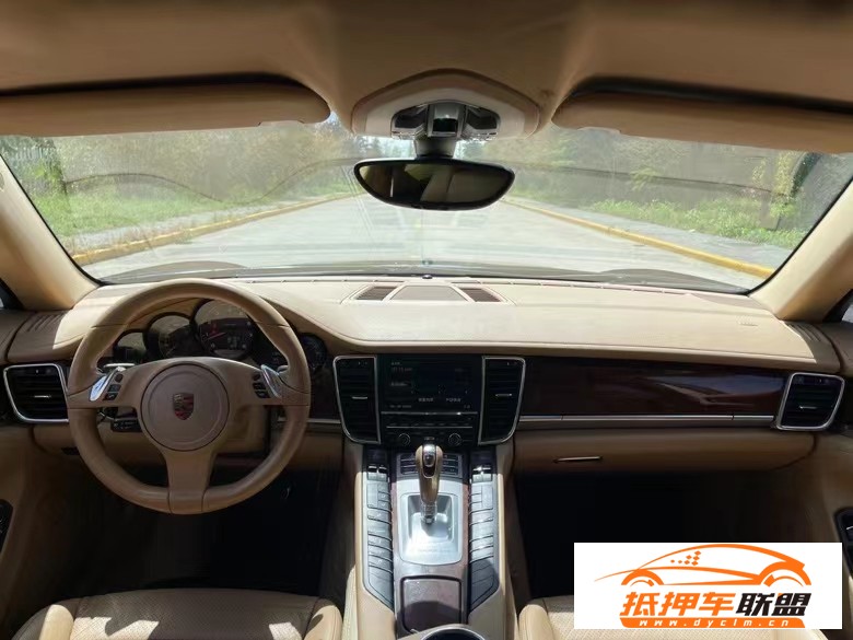  12年保時捷帕納梅拉轎車 