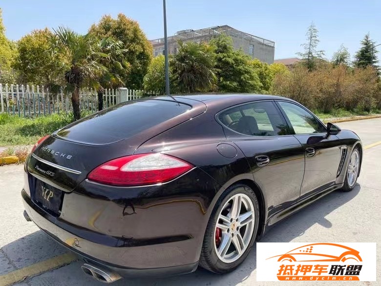  12年保時捷帕納梅拉轎車 