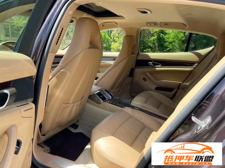  12年保時捷帕納梅拉轎車 