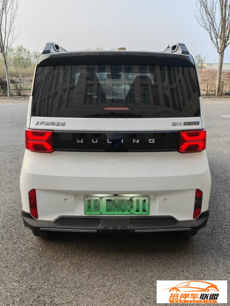  22年五菱汽車迷你轎車 