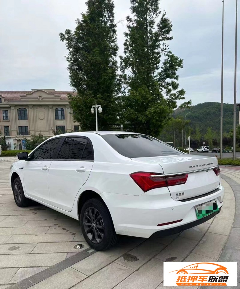 22年比亞迪秦轎車 