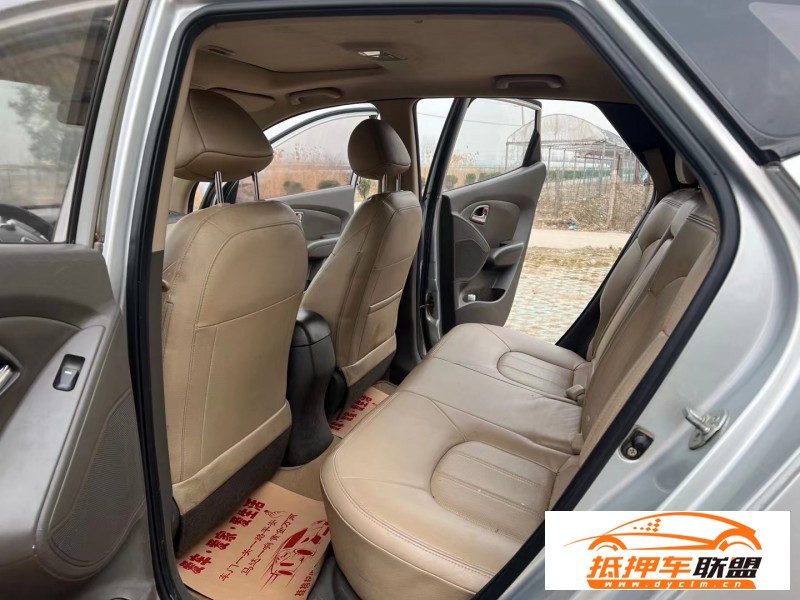  10年現(xiàn)代ix35轎車 