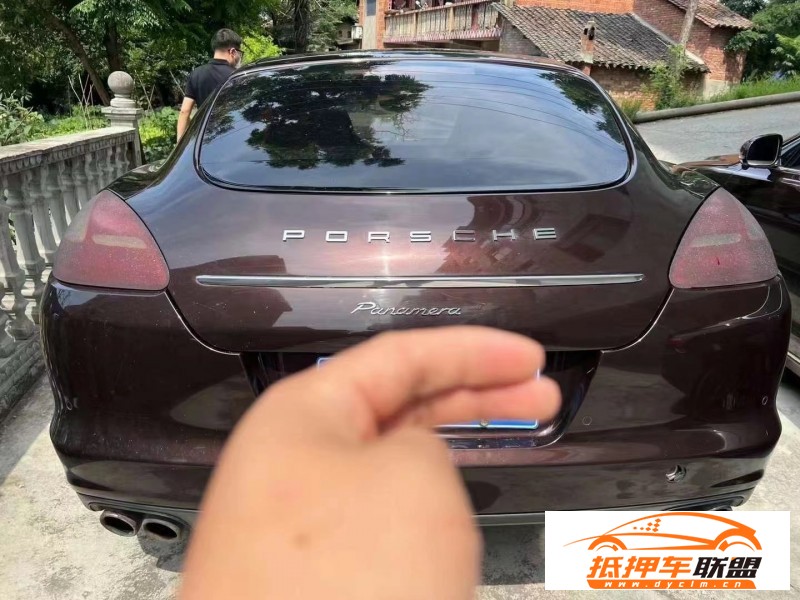  12年保時捷帕納梅拉轎車 