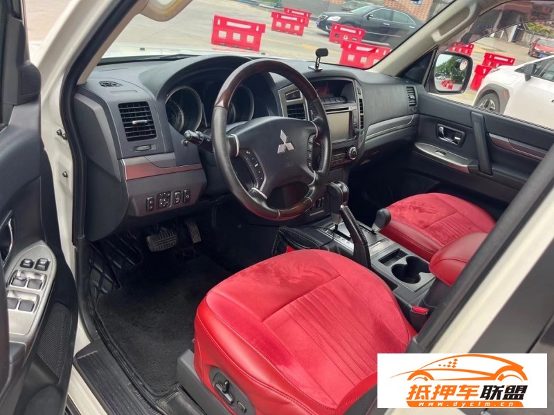  18年三菱帕杰羅轎車 
