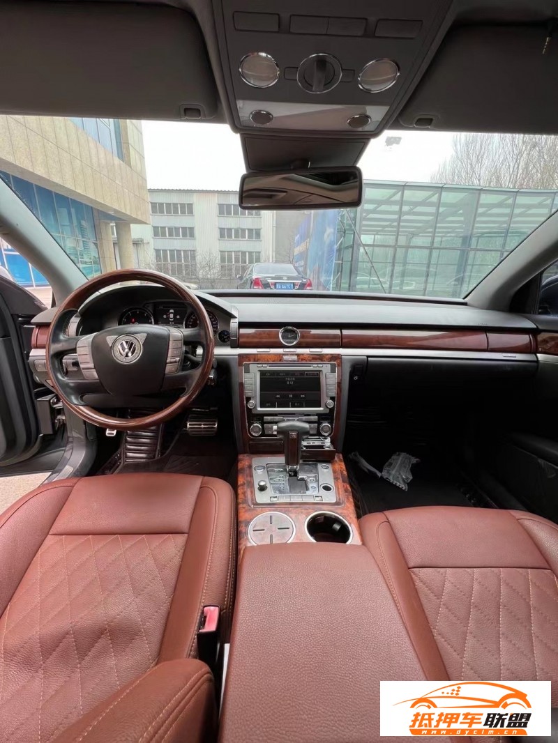  11年大眾輝騰轎車 