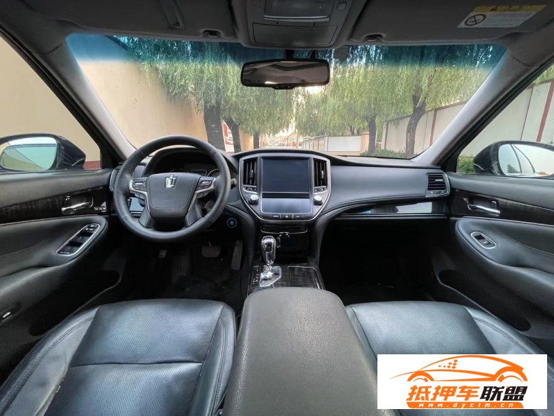  16年豐田皇冠轎車 