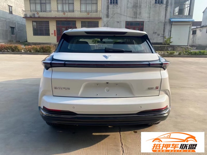  23年哪吒u-ll400轎車 