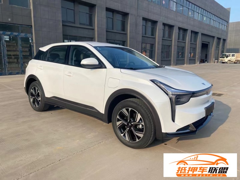  23年哪吒u-ll400轎車 