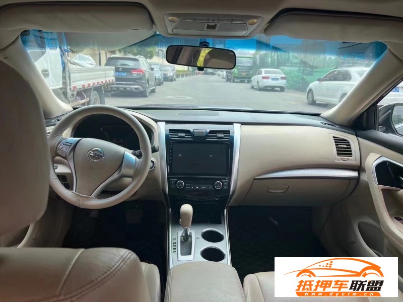  17年日產(chǎn)天籟轎車 