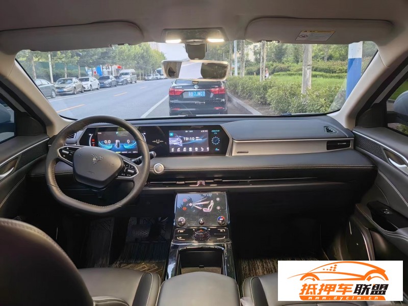  23年哪吒u-ll400轎車 