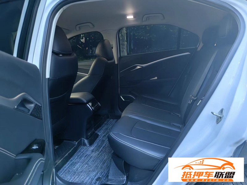  23年哪吒u-ll400轎車 