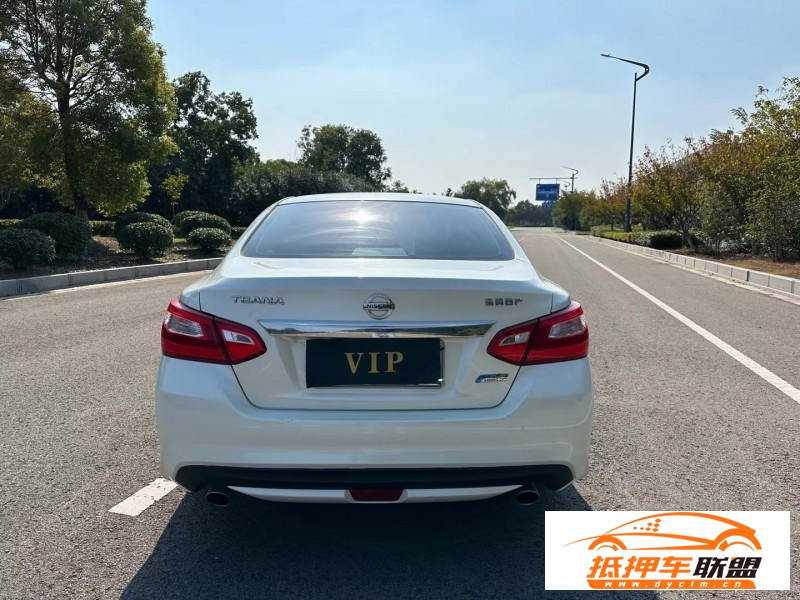  17年日產(chǎn)天籟轎車 